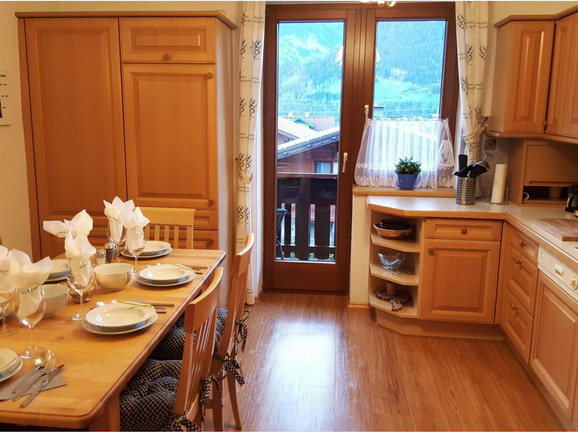 Küche mit Balkon
