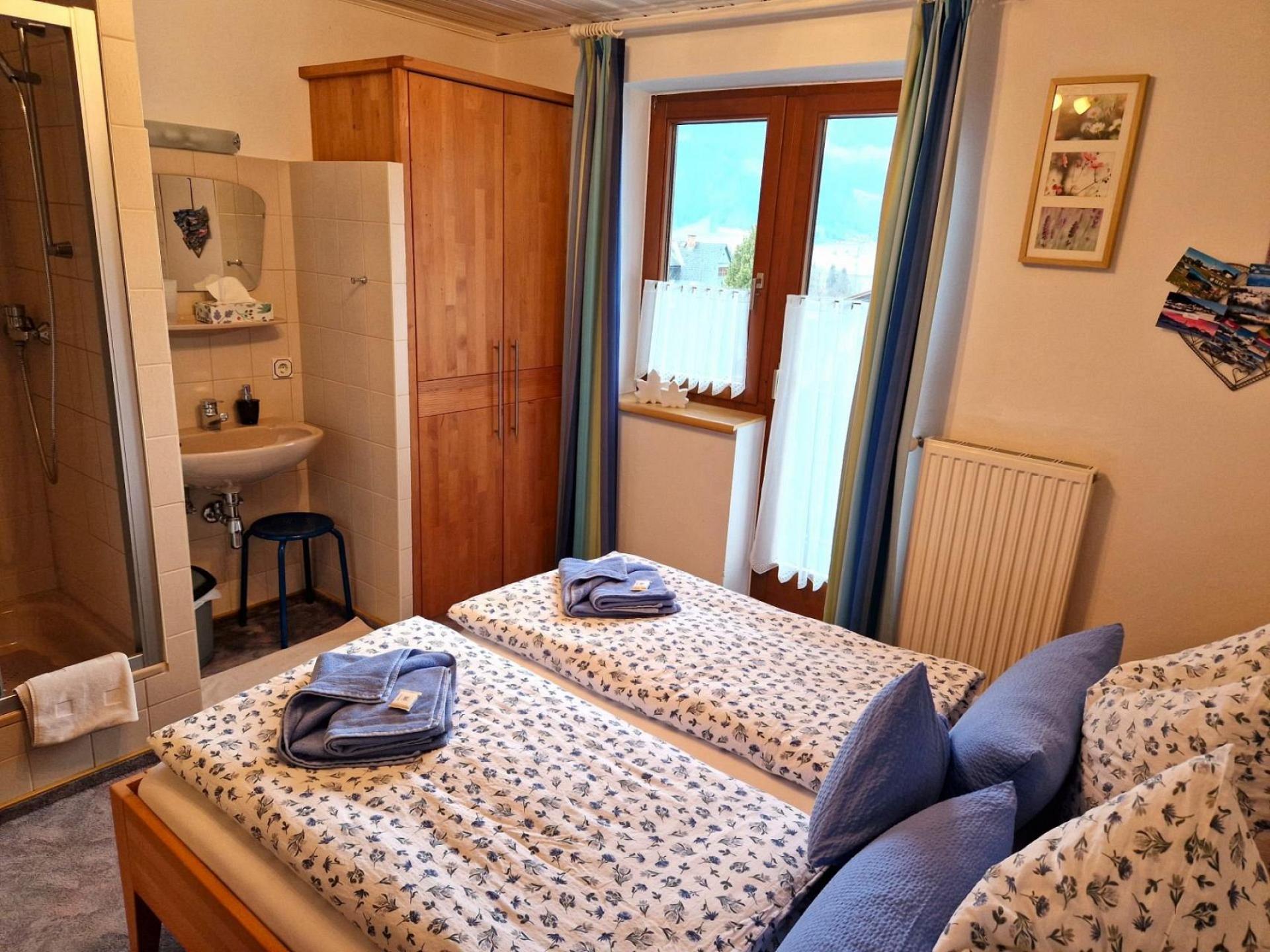 Schlafzimmer mit Dusche