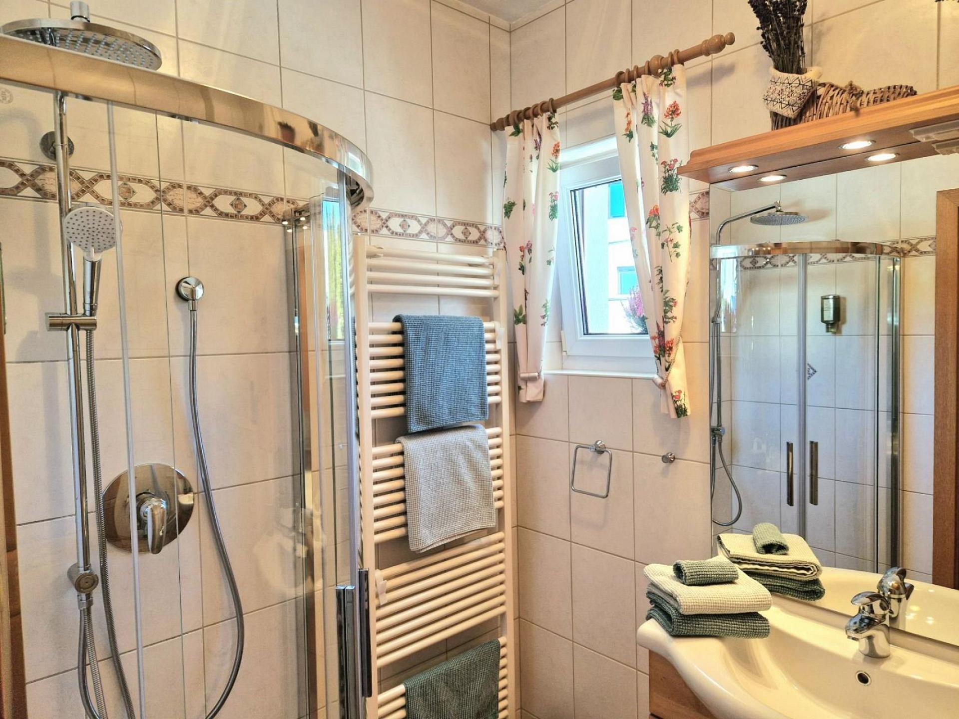 Bad mit Dusche und WC